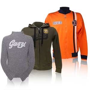 Strickpullover, olivgrüner Hoodie und orangefarbener Overall mit Racing-Design.